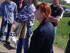 Bärbel Beuermann mit Anwohnern von SARIA